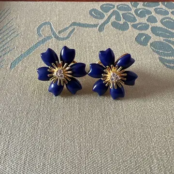 네이비 블루 꽃 모티브 귀걸이 (양쪽 귀용)