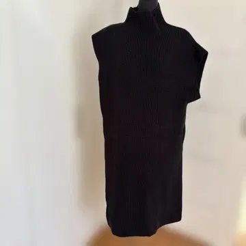 리브 블랙 슬리브리스 터틀넥