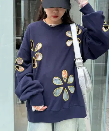 HELLO.SANFRANCISCO 플라워 컷 아웃 오버 맨투맨