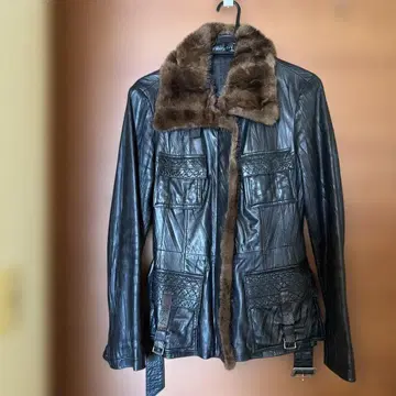 퍼 달린 블랙 가죽 자켓