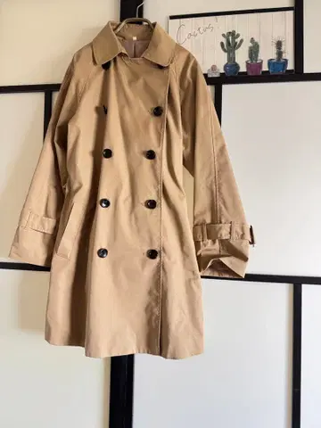 베이지 더블 브레스트 트렌치코트