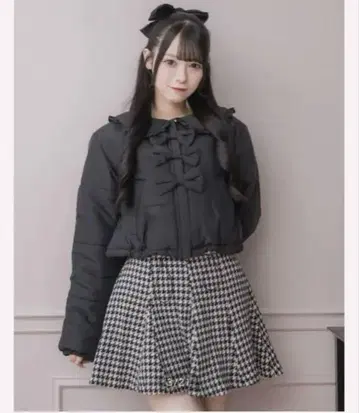 pium 프릴 칼라 리본 충전솜 숏코트 블랙