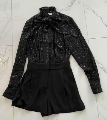 MICHAEL KORS 비쥬 장식 긴팔 블라우스와 숏팬츠