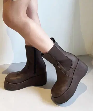 NICE CLAUP 사이드 고어 볼륨 밑창 숏부츠 브라운