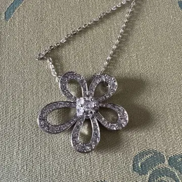 모이사나이트 꽃 목걸이