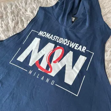 MOMA 후드 부착 슬리브리스 셔츠