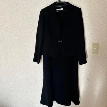 블랙 슈트 자켓과 플레어 스커트 세트