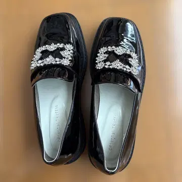 비쥬 장식 에나멜 블랙 로퍼