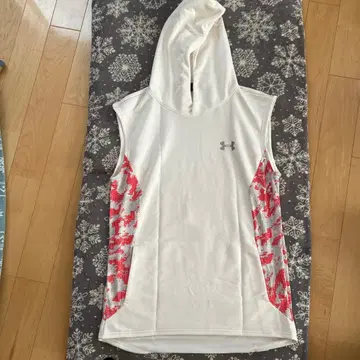 Under Armour 후드 부착 탱크탑 화이트/레드