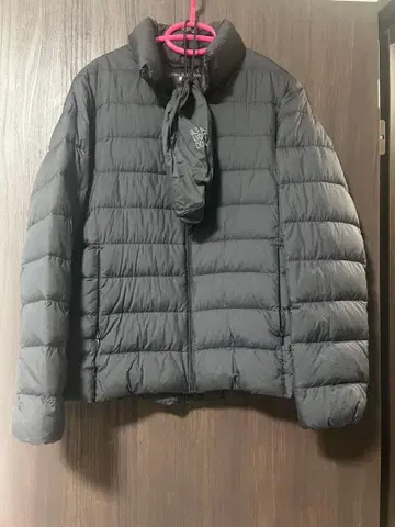 UNIQLO 블랙 수납 가능 울트라 라이트 다운 컴팩트 자켓 M