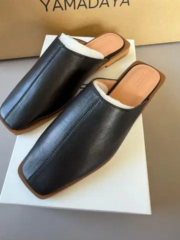 스콧 클럽 계열 nouer 블랙 가죽 샌들