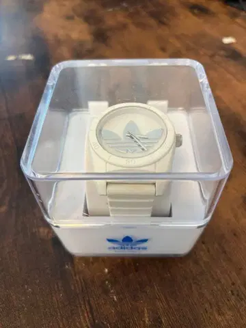 adidas 화이트 로고 시계
