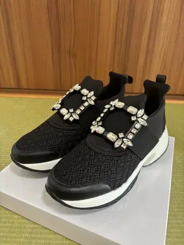 비쥬 스니커즈 통굽 반짝임 24cm 블랙 고급스러움 새상품급