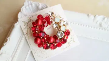 스와로브스키의 리스 브로치