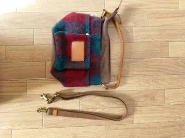 체크 무늬 숄더백