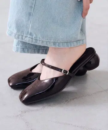 Kastane 라운드 힐 스트랩 펌프스 브라운