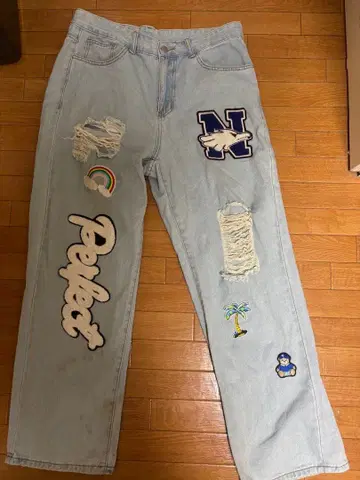 자수 장식 라이트 블루 데님 팬츠