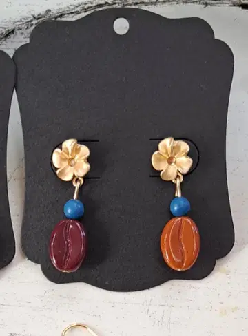 골드 플루메리아와 커피콩 귀걸이