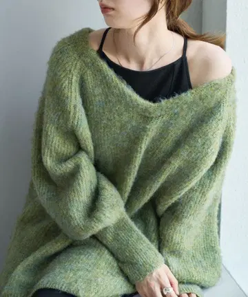 카스타네 그린 컬러 오버 사이즈 V넥 니트