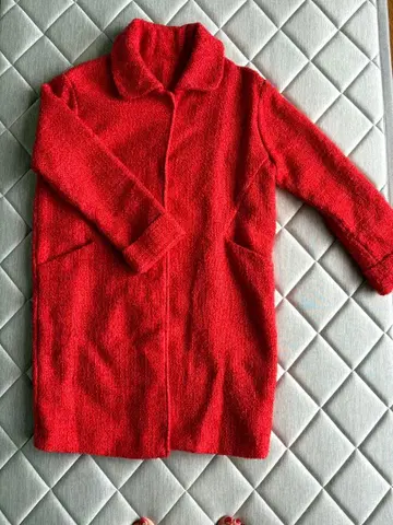 빨간색 버튼 달린 코트