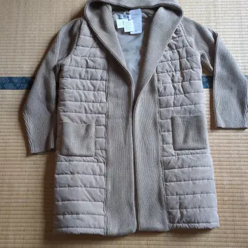 택 포함, 후드 부착 베이지 롱 코트, 일부 니트 소재