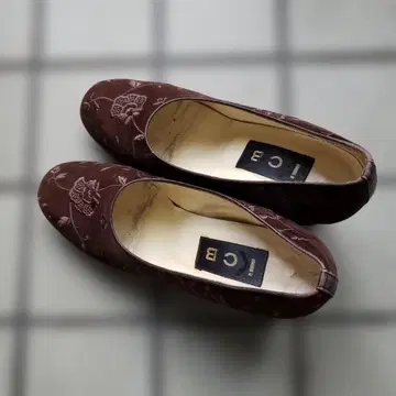 브라운 자수 스웨이드 힐