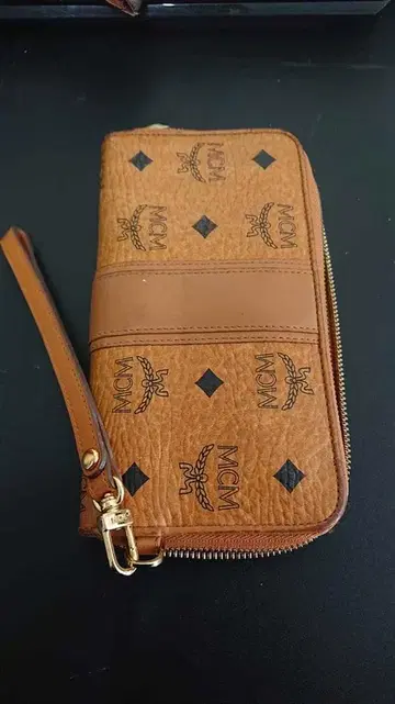 MCM 스터드 장식 라운드 지퍼 장지갑 비세토스 카멜 계열