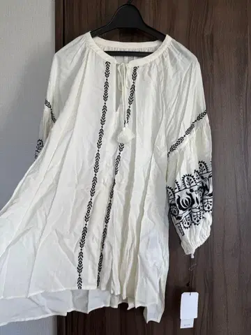 자수 장식 화이트 반소매 블라우스