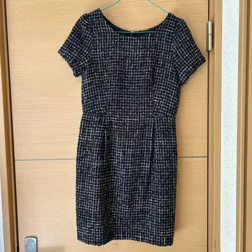 네이비 계열 트위드풍 무릎 기장 원피스 반팔