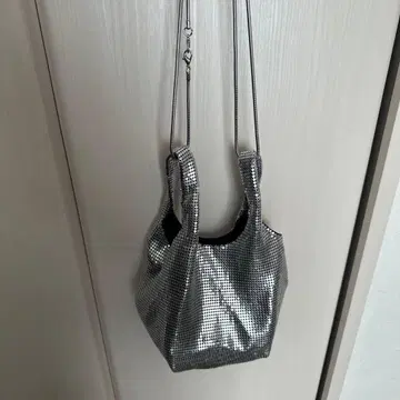 아파트 바이 로리즈 메탈릭 실버 숄더백