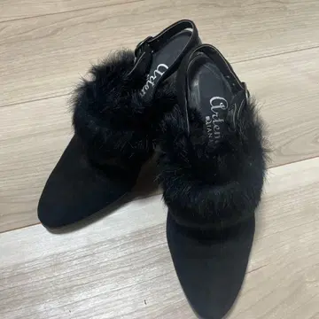 퍼 달린 스웨이드 슬링백 펌프스