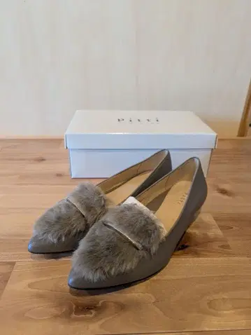 Pitti 그레이지 퍼 장식 펌프스 23.5cm