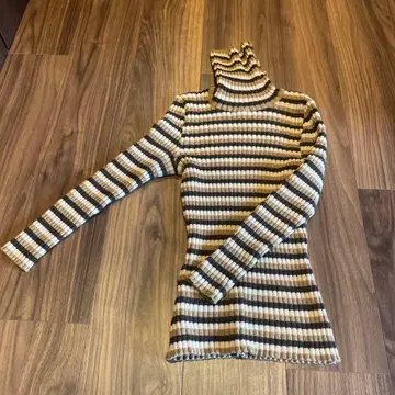 D&G 터틀넥 리브 스웨터