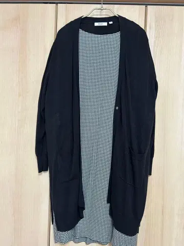 블랙 가디건과 체크 무늬 원피스 세트