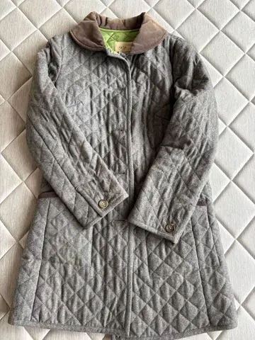 그레이 퀼팅 코트 브라운 옷깃