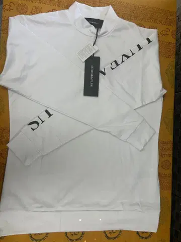 미사용 새상품 LUXEAKMPLUS XL 사이즈 긴팔 하이넥 백 프린트