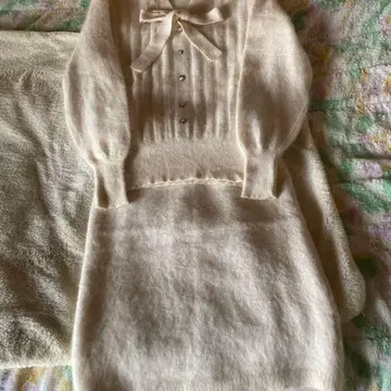 화이트 리본 포함 모헤어 앙상블