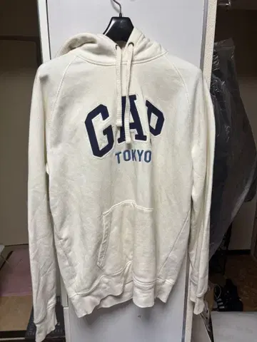 GAP 도쿄 로고 후드티 크림색