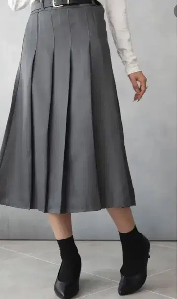 그레이 플리츠 스커트 무릎 기장 벨트 포함
