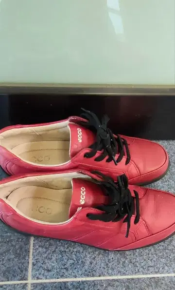 ecco 빨간색 가죽 스니커즈