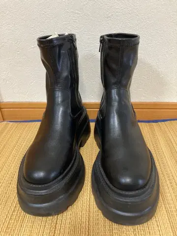 LOWRYS FARM M 사이즈 블랙 가죽 통굽 숏부츠