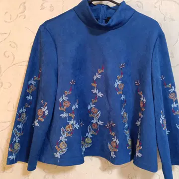 파란 스웨이드풍 자수 긴팔 상의