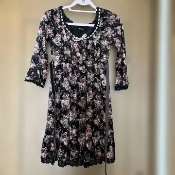 레스트로즈 벨로아 소재 안감 부착 블랙 계열 핑크 꽃무늬 미니 원피스