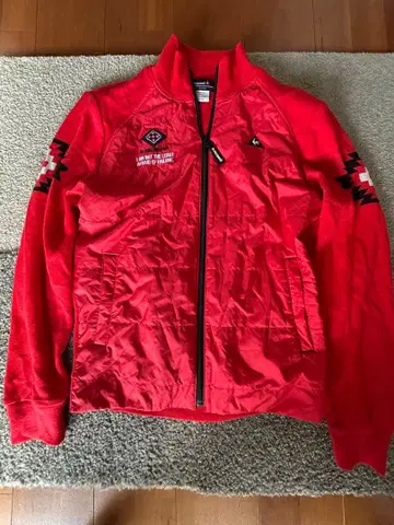 빨간색 지퍼 달린 점퍼