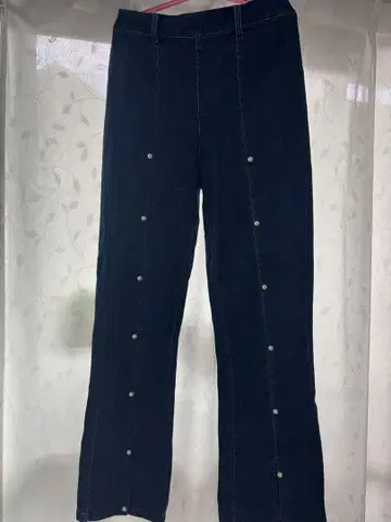 펄 장식이 달린 다크 블루 플레어 팬츠