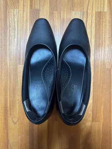 블랙 스틸레토 펌프스 중간 힐