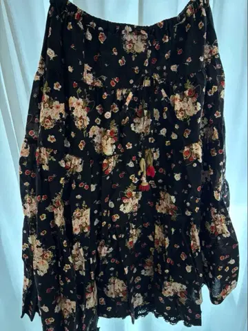 새상품급 PINK HOUSE 꽃무늬 플레어 스커트 블랙
