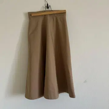 LOUN IE 베이지 플레어 롱 스커트