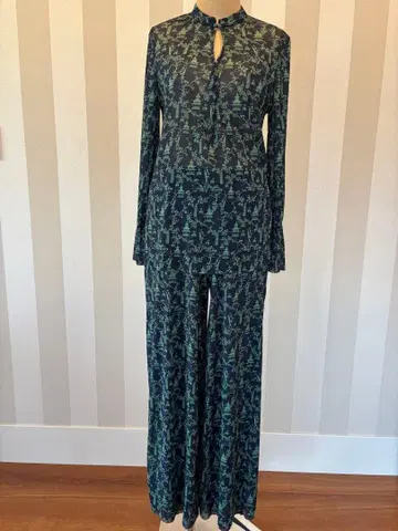 네이비와 그린의 꽃무늬 팬츠 셋업