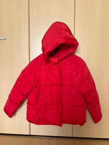 빨간색 후드 부착 다운 자켓